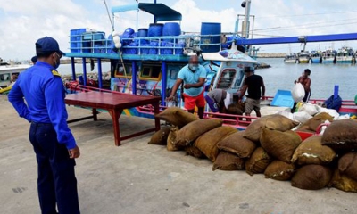 නීති විරෝධීව රැගෙන ආ කහ කිලෝ 6000ක් නාවික හමුදා භාරයට