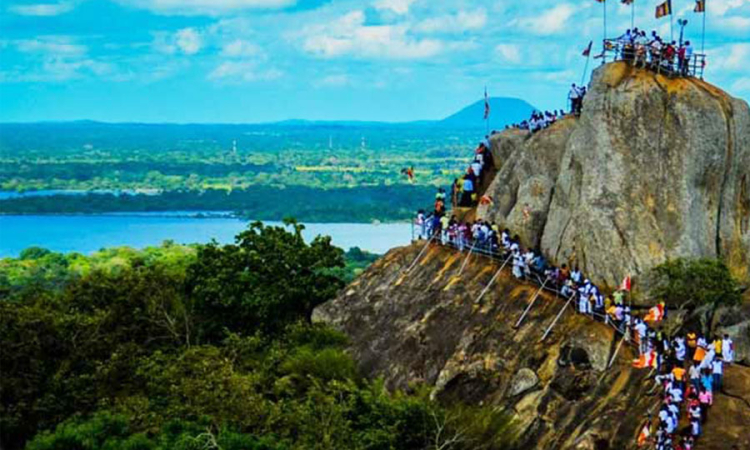 පොසොන් සතිය අදින් ඇරඹෙයි