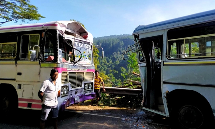 දියගල බස් අනතුරකින් 20ක් රෝහලේ