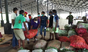 ගොවි බිම්වලින් සෘජුවම ලබාගත් එළවළු සහනදායී මිලකට පාරිභෝගිකයාට (වීඩියෝ)