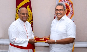 නත්තල් කැරොල් මුදල් ජනපති කාදිනල්තුමන්ට පිළිගන්වයි