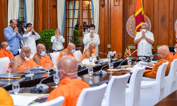 රටක් එක තැන පල් විය යුතු නැහැ : වාණිජමය වශයෙන් ඉදිරියට යා යුතුයි ...මහා සංඝරත්නය අවධාරණය කරති