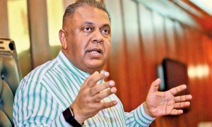 උදා ගම්මාන ජනයා සජිත්ගේ පෝස්ටර් ගහගෙන උනන්දුවකින් සිටින්නේ.... ඇමති මංගල