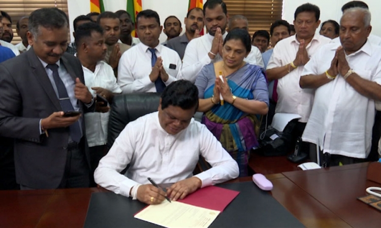 කැබිනට් අමාත්‍ය බන්දුල ගුණවර්ධන රාජකාරී අරඹයි (වීඩියෝ)