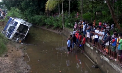 කෑගලුගම බස් රථ අනතුරකින් 20කට තුවාල (වීඩියෝ)