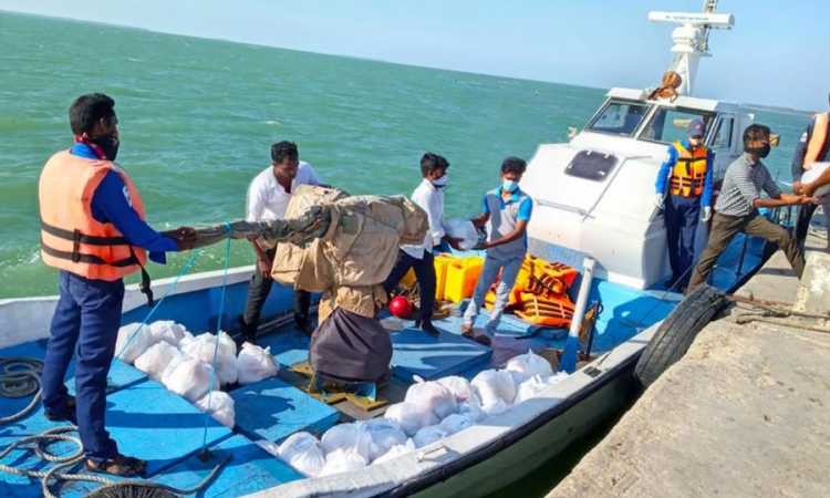 නාවික හමුදාවේ සහයෙන් නයනතිවු දූපත වෙත අත්‍යාවශ්‍ය ආහාර