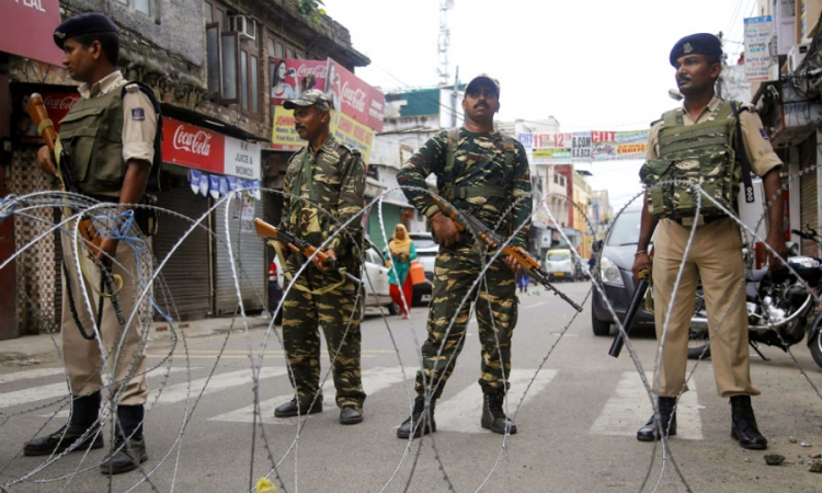 කාශ්මීරයට ඇඳිරි නීතිය