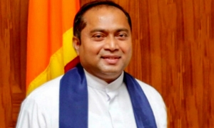 ඉසුර දේවප්‍රිය SLFP මධ්‍යම කාරක සභාවෙන් සහ ආසන සංවිධායක ධූරයෙන් එළියට