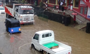 නාවලපිටිය වැසි ජලයෙන් යට වී ගමනා ගමනයට බාධා