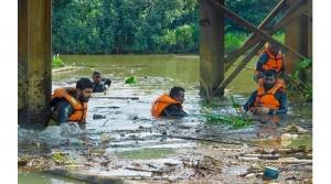 නාවික හමුදා දායකත්වයෙන් ගිං ග‍ඟ පිරිසිදු කෙරේ