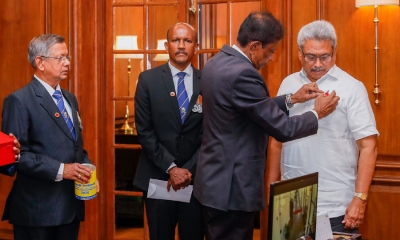 පොපි මල් දින පළමු පොපි මල ජනපතිට පළඳවයි (වීඩියෝ)