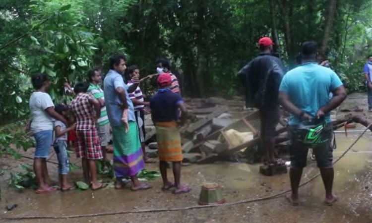 සැඩ පහරකට හසුව අයෙක් මරුට..බේරාගැනීමට ගිය සෙබළුන් රෝහලේ