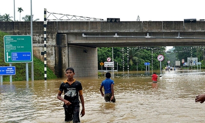 දක්ෂිණ අධිවේගයේ වැලිපැන්න - කොක්මදූව යටවෙයි (වීඩියෝ)