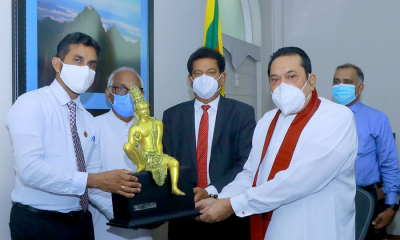 ලෝක ප්‍රසිද්ධ අවලෝකිතේශ්වර බෝධිසත්ව අනුරූ ප්‍රතිමාවක් අගමැතිතුමාට පිළිගන්වයි....