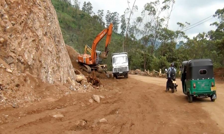 සිරිපා වන්දනාකරුවන් වෙනුවෙන් පුළුල් වෙන පාර (ඡායාරූප)