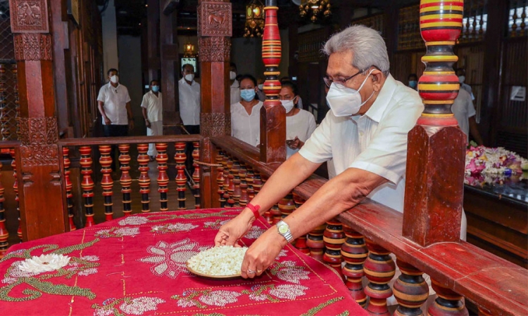 ජනපති ඓතිහාසික දළඳා සමිඳුන් වැඳ ආශිර්වාද ලබා ගනී (වීඩියෝ)