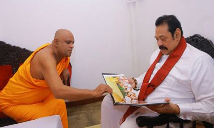 අගමැතිතුමා මිරිසවැටිය හිමියන්ගේ සුවදුක් විමසයි