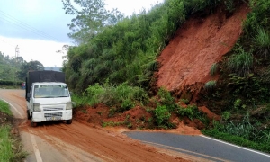 බගවන්තලාව ප්‍රධාන මාර්ගයට පස් කන්දක් කඩා වැටි වාහන ගමනට බාධා