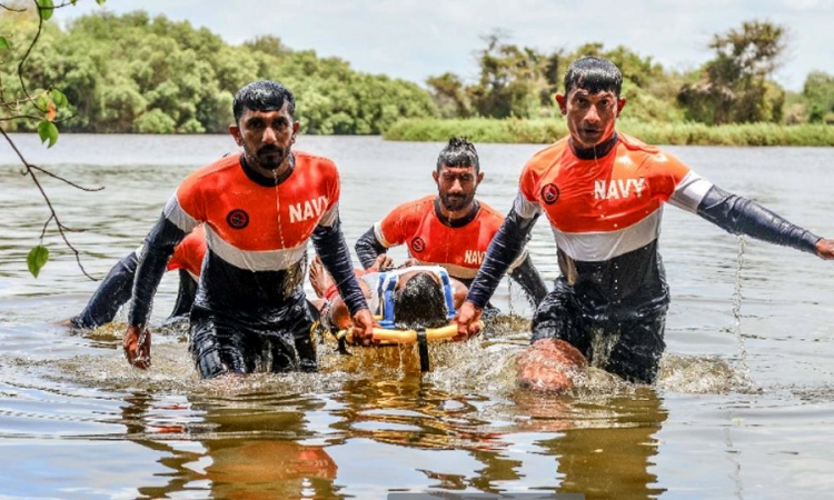 දියේ ගිලුණ 06 ක් නාවික හමුදාව බේරා ගනී