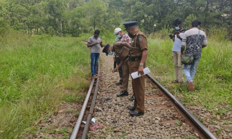 උඩරට මැණිකේ දුම්රියේ ගැටී මව, පියා සහ පුතු මරුට (වීඩියෝ)