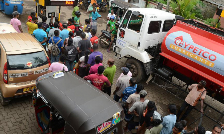 ඉන්ධන හිඟයෙන් ධාවනය අතහැර දැමූ රථවාහන ගැන සැලකිලිමත් වන්න...(වීඩියෝ)