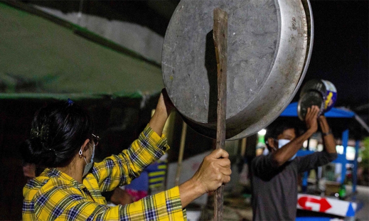 මියන්මාරයේ ජනතාව එරට හමුදාව එරෙහිව විරෝධතාවක