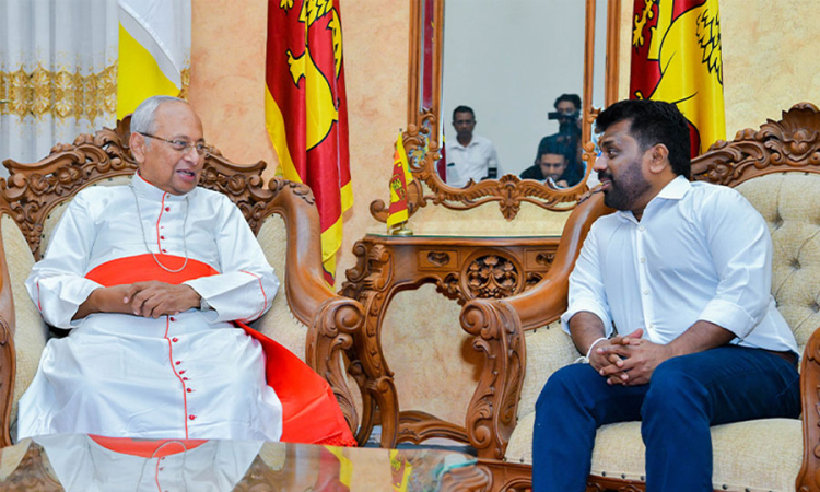 ජනපති කොළඹ අගරදගුරු හිමිපාණන් බැහැදැක ආශිර්වාද ලබා ගනී