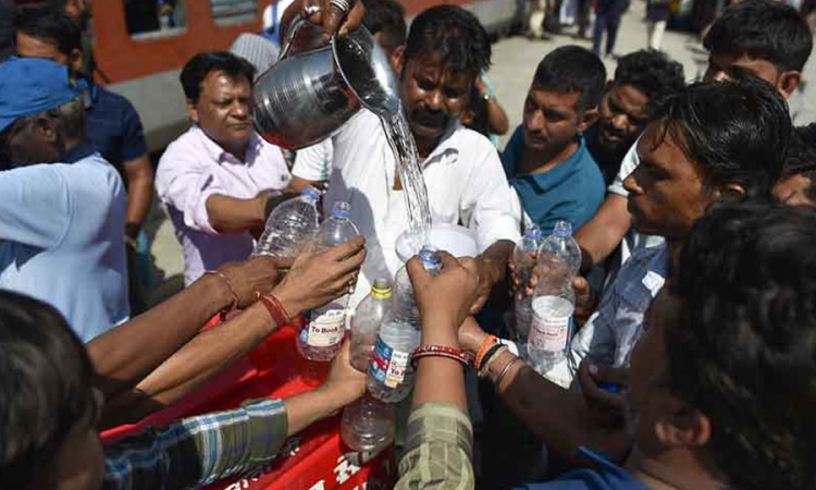 ඉන්දියාව කාලගුණයෙන් බැට කයි