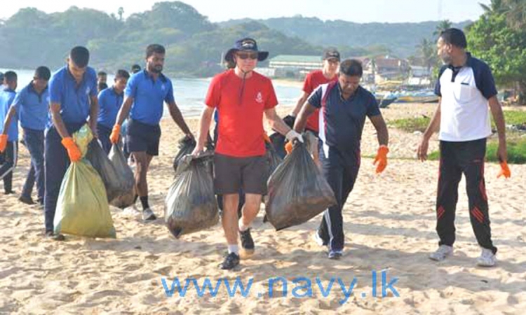 ත්‍රිකුණාමලය වෙරළ පිිරිසිදුකළ ඔස්ට්‍රේලියාවේ කට්ටිය...(ඡායාරූප)