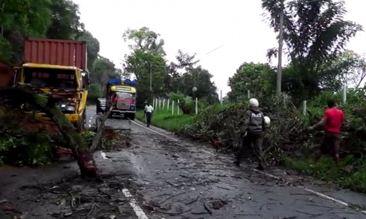 අයහපත් කාළගුණයෙන් පවුල් 643ක් විපතට: දිස්ත්‍රික් කිහිපයකට නාය අනතුරු