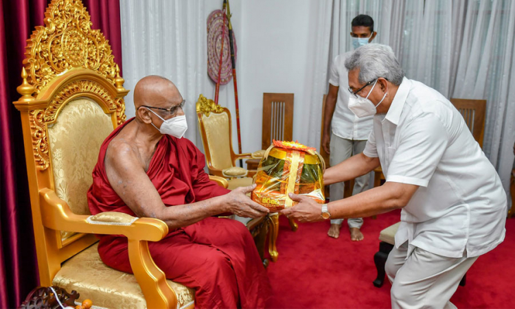 ජනපති අමරපුර මහා නිකායේ අභිනව මහා නායක හිමියන් බැහැ දකී...