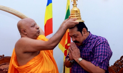 අගමැති අනුරාධපුර ජයන්ති මහා විහාරාධිපති හිමියන් බැහැ දැක ආශිර්වාද ලබාගනී