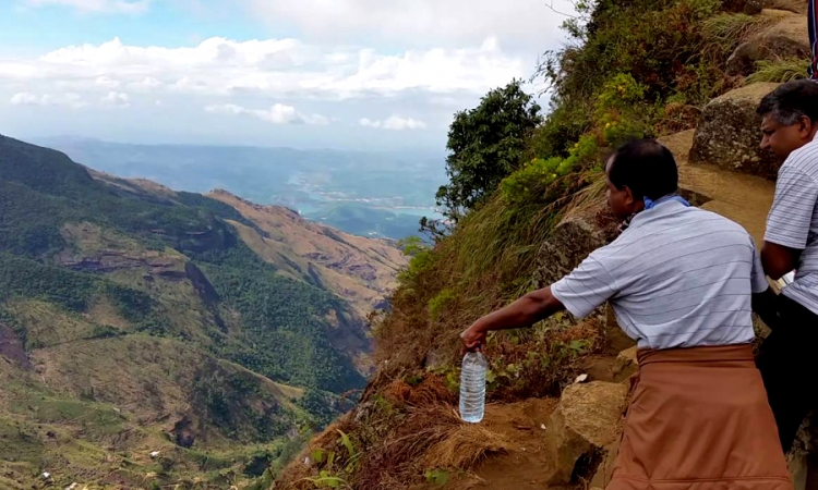 ලෝකාන්තයට වැටුණ කාන්තාවගේ සිරුර හමුවේ (විඩියෝ)