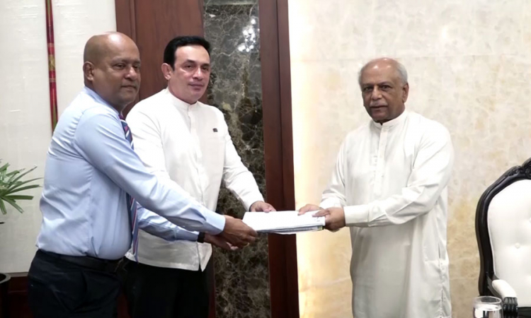 කජීමාවත්තේ නිවාස ගිනිගැනීම් සම්බන්ධව සොයා බැලීමට පත්කළ කමිටුවේ වාර්තාව අගමැතිට...