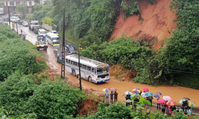 නුවරඑලිය-හැටන් මාර්ගයට පස් කන්දක් කඩා වැටේ....