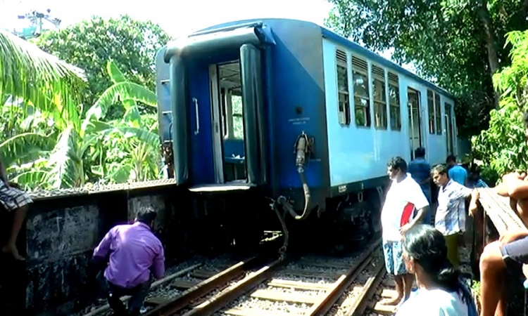 කිරුළපන හා නාරාහේන්පිට අතර දුම්රියක් පීලි පනී