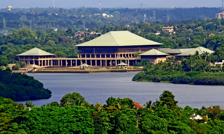 ආණ්ඩුක්‍රම ව්‍යවස්ථා මණ්ඩලය රැස්වේ; රට පාවාදෙන කතා බෑ- අගමැති