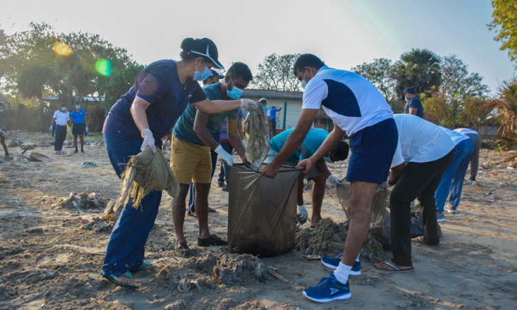 ආණ්ඩුකාරවරිය ත්‍රිකුණාමල වෙරළ පිරිසිදු කිරීමට එක්වේ