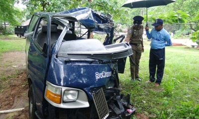 බන්ධනාගාර රථයක් දිගම්පතහ දී අනතුරුට;නියාමකවරයෙක් මරුට (ඡායාරූප)