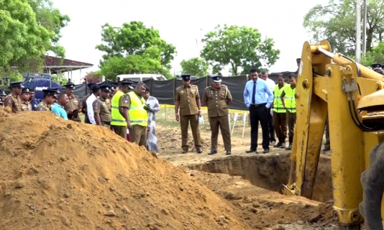 සයින්දමර්දු ප්‍රහාරයෙන් වළදැමූ සහරාන්ගේ පවුලේ සිරුරු ගොඩගනී