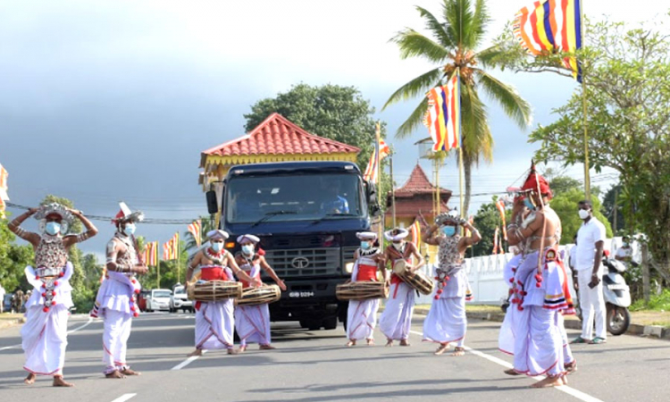 සඳහිරු සෑයේ කොත් වහන්සේ රැගත් පෙරහැර අත්තනගල්ලට ළඟාවෙයි