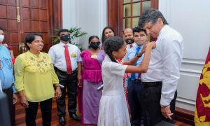 සුදු සැරයටි දින කොඩිය ජනාධිපති ලේකම්ට පළඳවයි