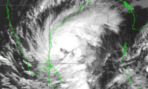 කුණාටුවෙන් බේරෙන්න පිරිස් ඉවත් කිරීම ඇරඹේ