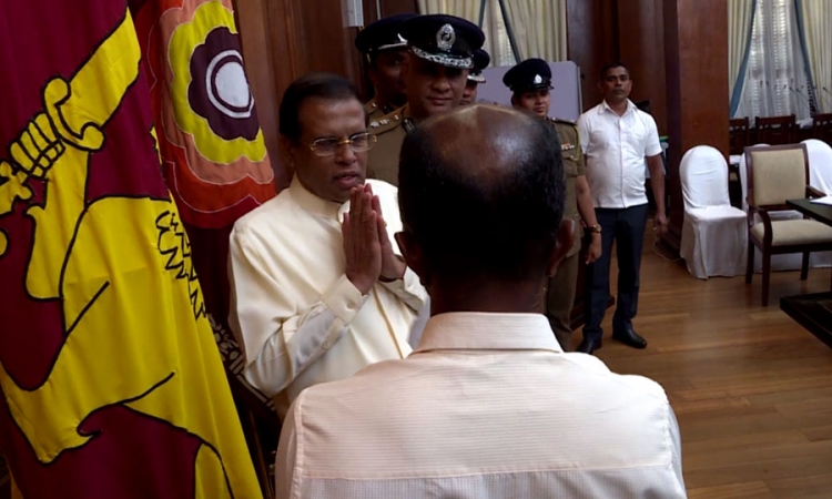 ත්‍රස්තවාදින්ගේ තොරතුරු දුන් අයෙකුට ජනපතිගෙන් මුදල් ත්‍යාගයක් (වීඩියෝ)