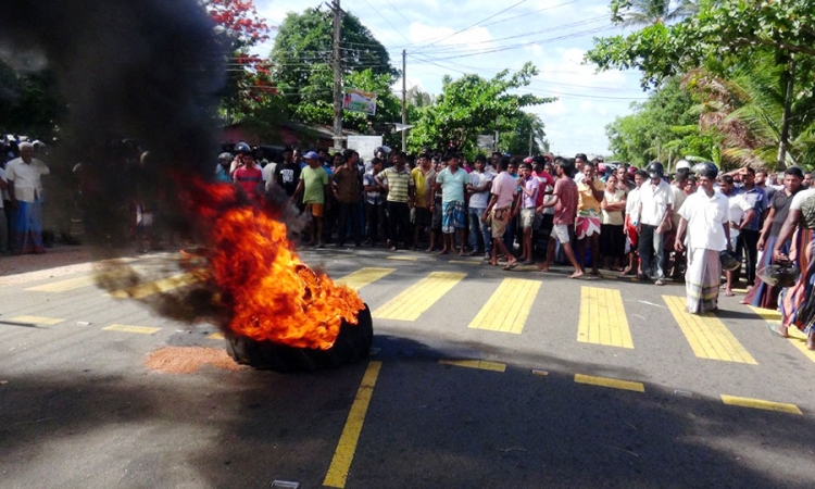 ඒ-9 මාර්ගයේ තිදෙනෙකුට මරු කැදවමින් අනතුරක්;ගම්වාසීන් පාරට