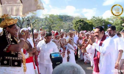 අග්‍රාමාත්‍ය මහින්ද රාජපක්‍ෂ දළඳා සමිඳු වැඳ පුදා ගනී (වීඩියෝ)