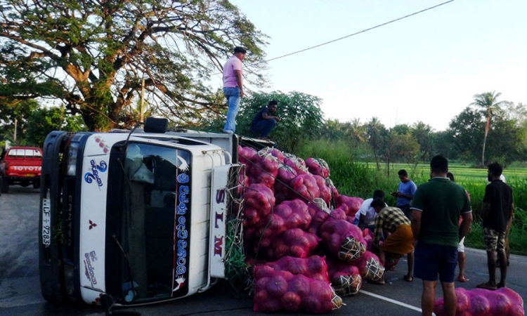 අළුයම උඩුකරු වූ වට්ටක්කා ලොරිය