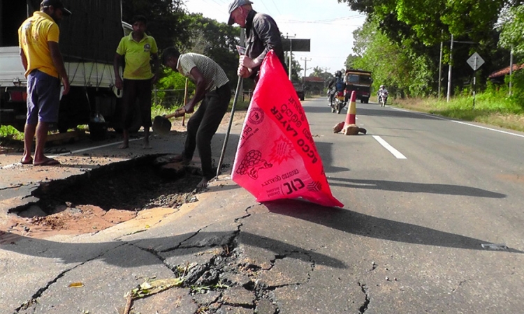 දඹුල්ලේ ජල නල පිපිරී මාර්ග අබලන් ; අනතුරු රැසක්