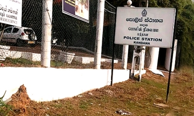 කඳාන පොලීසිය ඉදිරිපිට පාලන පිපිරවීමක්