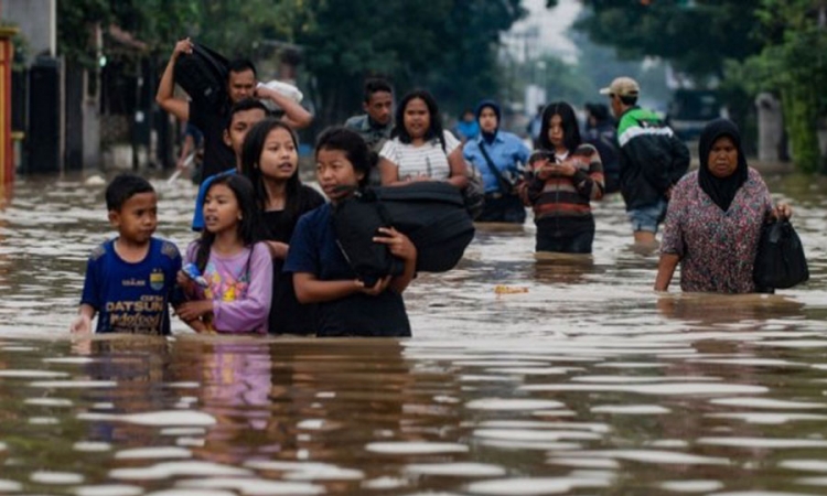 ඉන්දුනීසියාවේ ගංවතුරින් පුද්ගලයින් 50ක් මියයයි